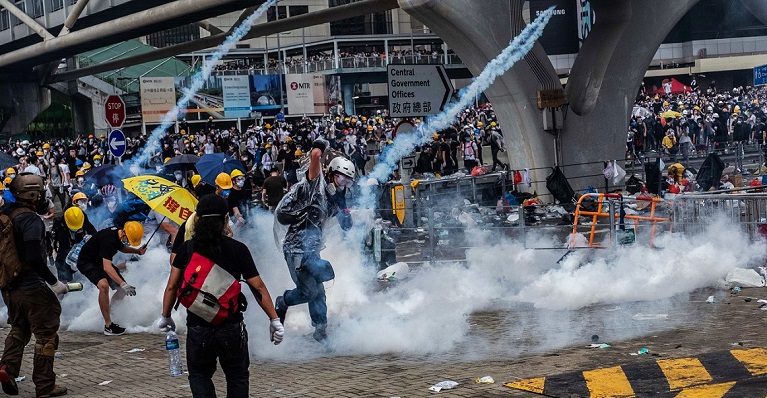   Bandara Hong Kong Diduduki Para Demonstran 